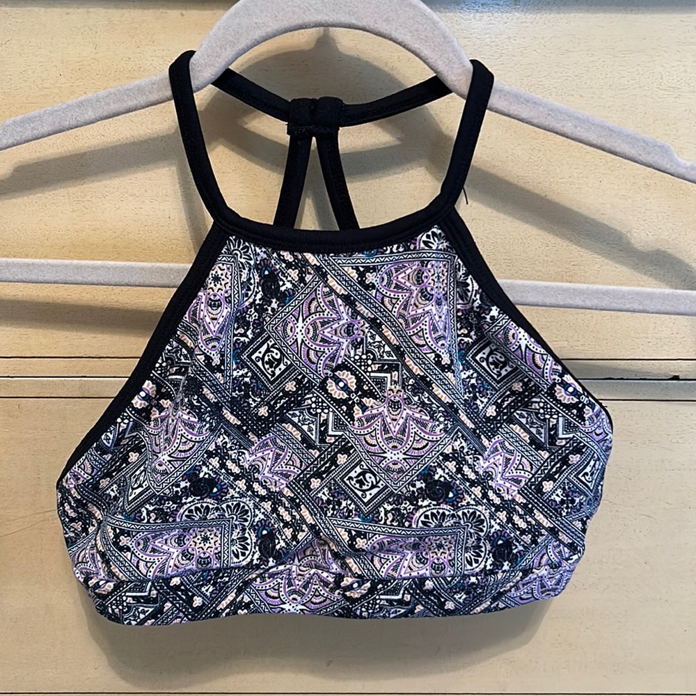 High neck sports bra
